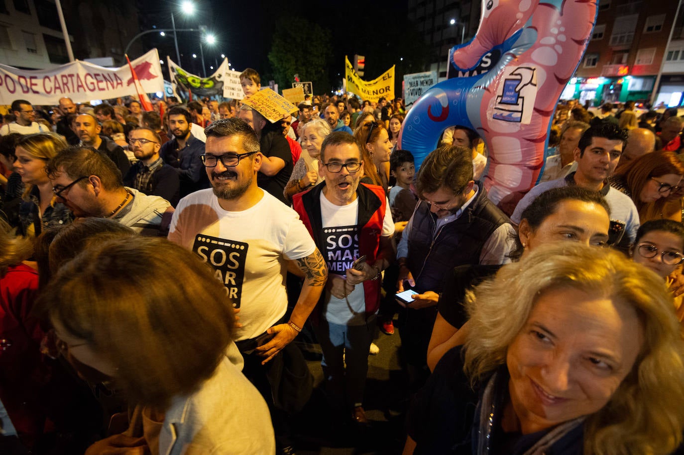 Decenas de miles de personas, 55.000 según la Policía Nacional, lanzan un SOS por la laguna en una marcha masiva en Cartagena