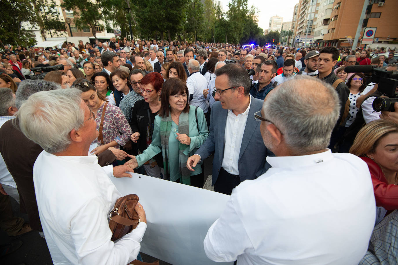 Decenas de miles de personas, 55.000 según la Policía Nacional, lanzan un SOS por la laguna en una marcha masiva en Cartagena