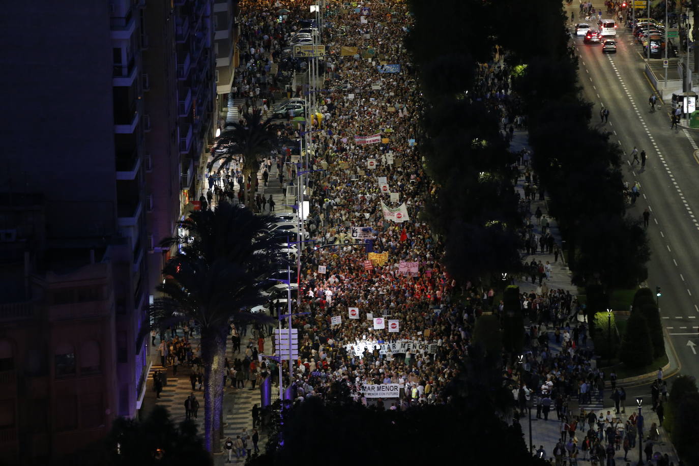 Decenas de miles de personas, 55.000 según la Policía Nacional, lanzan un SOS por la laguna en una marcha masiva en Cartagena