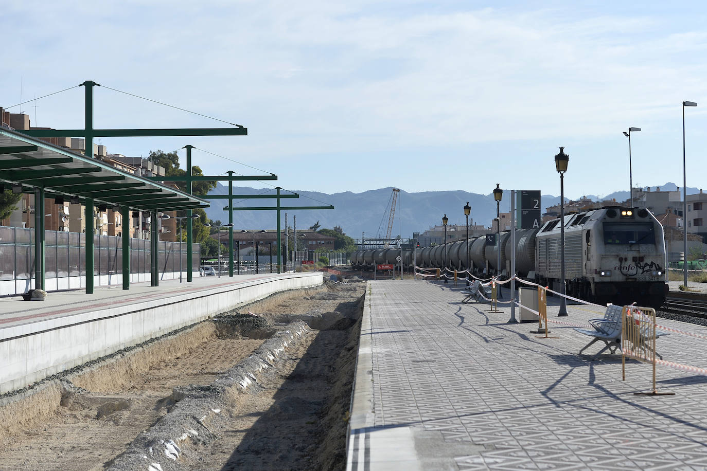 Los muros pantalla entre la Senda de los Garres y la entrada a la estación de Murcia están finalizados en un 98%
