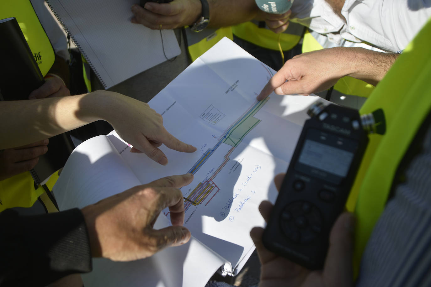Los muros pantalla entre la Senda de los Garres y la entrada a la estación de Murcia están finalizados en un 98%