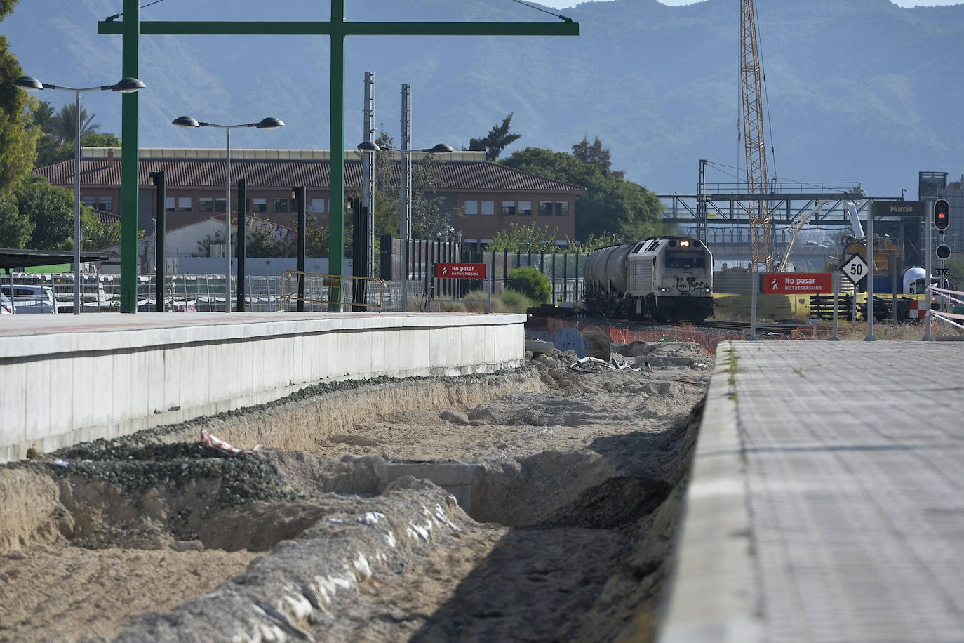 Los muros pantalla entre la Senda de los Garres y la entrada a la estación de Murcia están finalizados en un 98%