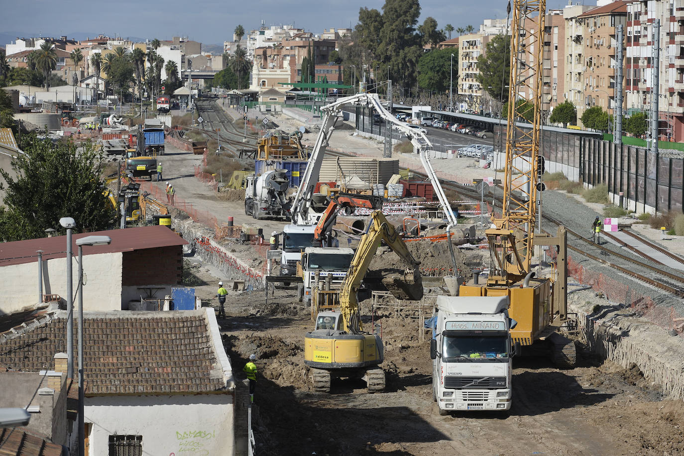 Los muros pantalla entre la Senda de los Garres y la entrada a la estación de Murcia están finalizados en un 98%