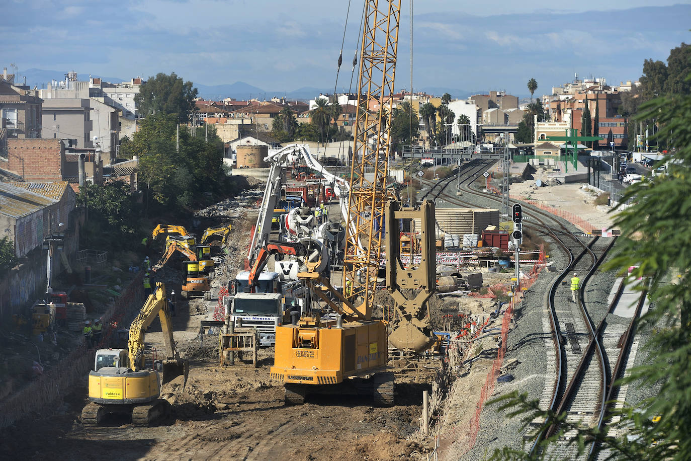 Los muros pantalla entre la Senda de los Garres y la entrada a la estación de Murcia están finalizados en un 98%