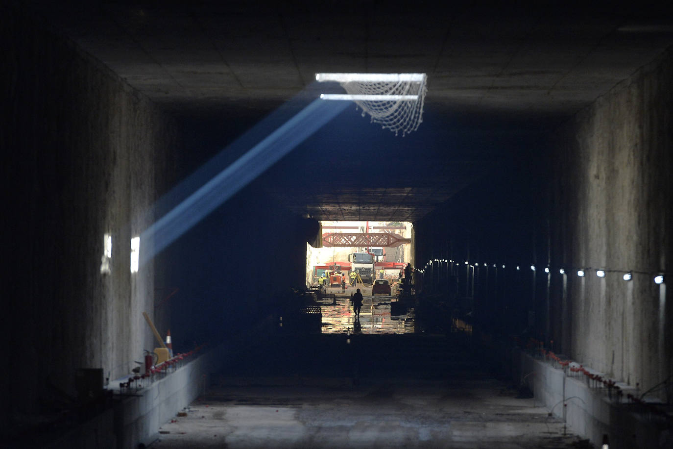 Los muros pantalla entre la Senda de los Garres y la entrada a la estación de Murcia están finalizados en un 98%
