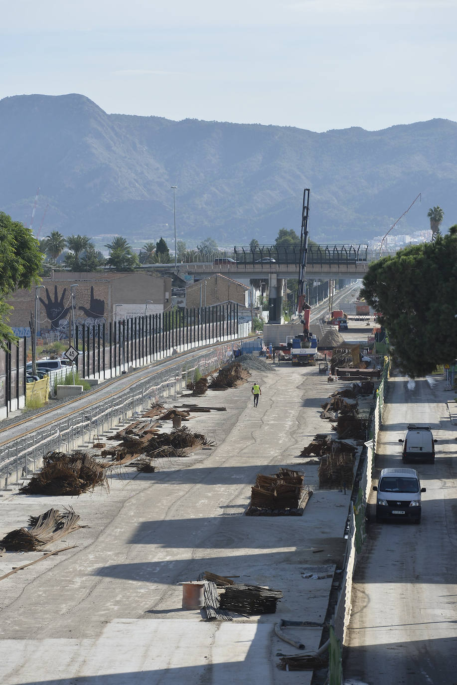 Los muros pantalla entre la Senda de los Garres y la entrada a la estación de Murcia están finalizados en un 98%