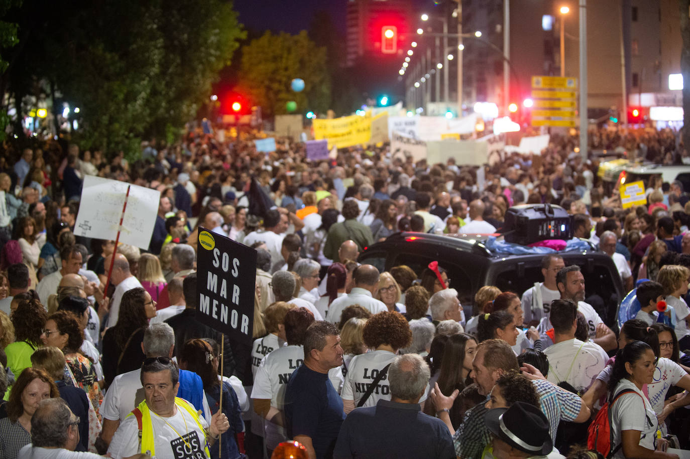Unas 55.000 personas claman contra la contaminación y reclaman soluciones para «salvar» la laguna.