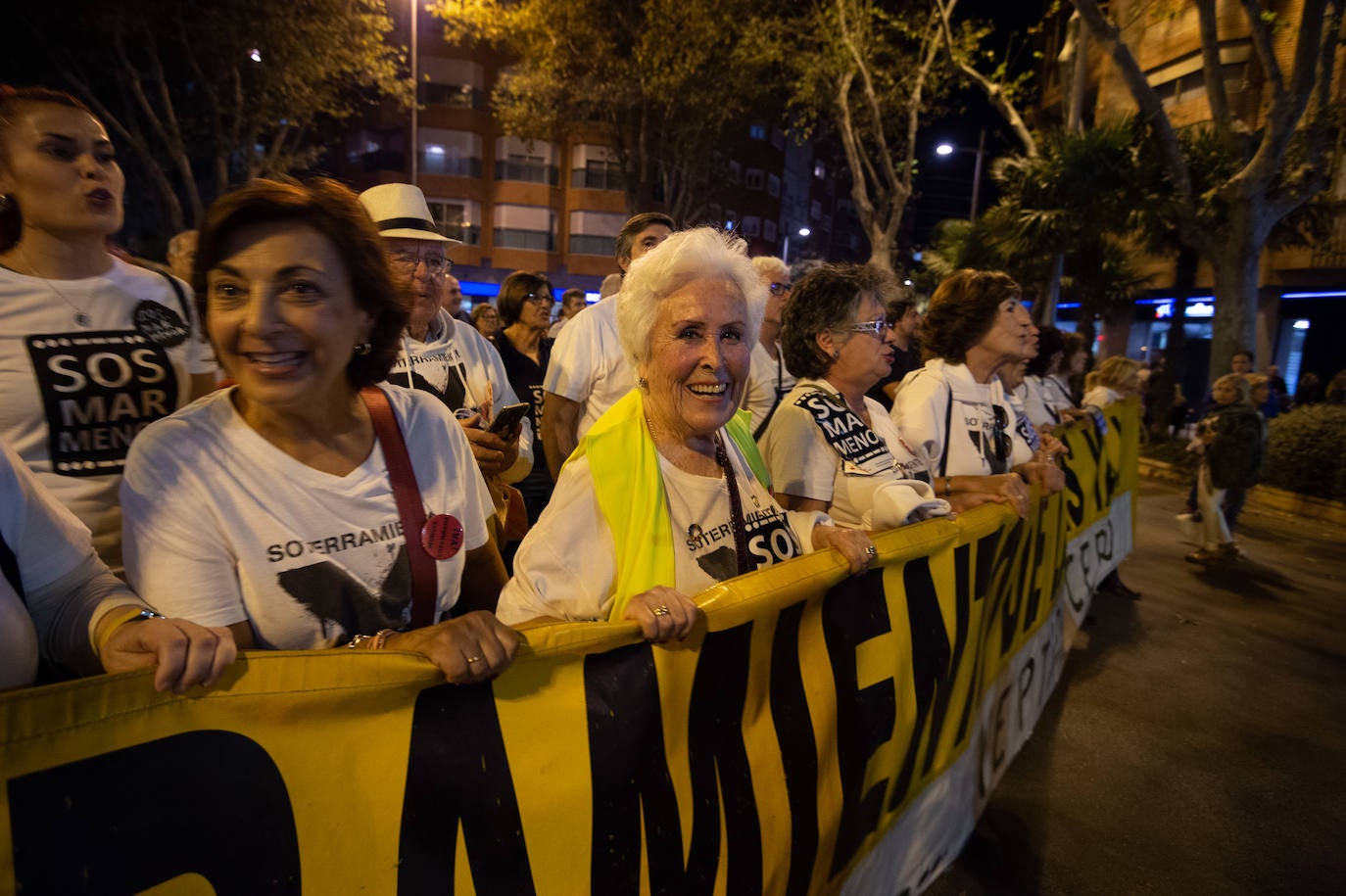 Unas 55.000 personas claman contra la contaminación y reclaman soluciones para «salvar» la laguna.