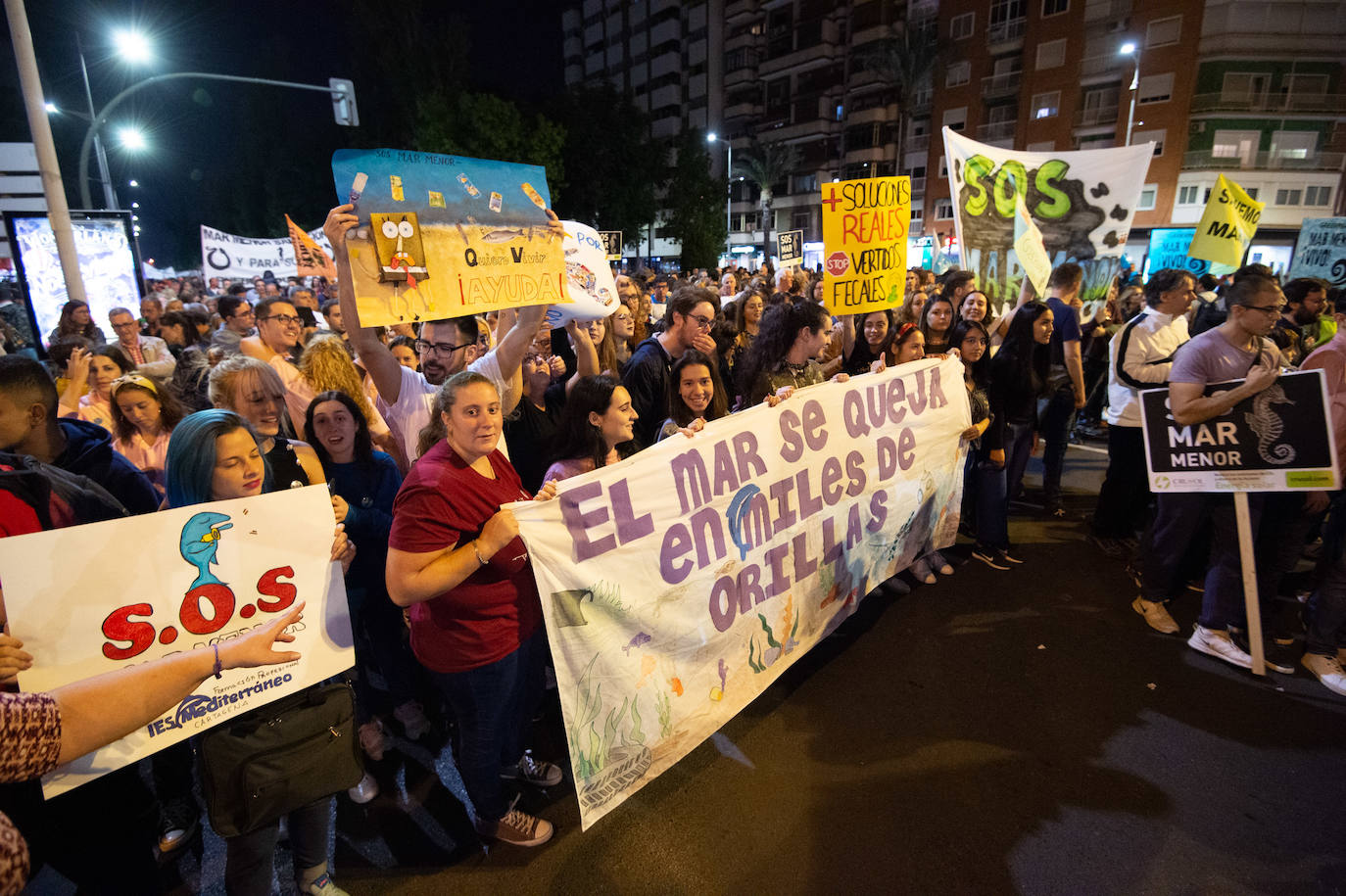 Unas 55.000 personas claman contra la contaminación y reclaman soluciones para «salvar» la laguna.