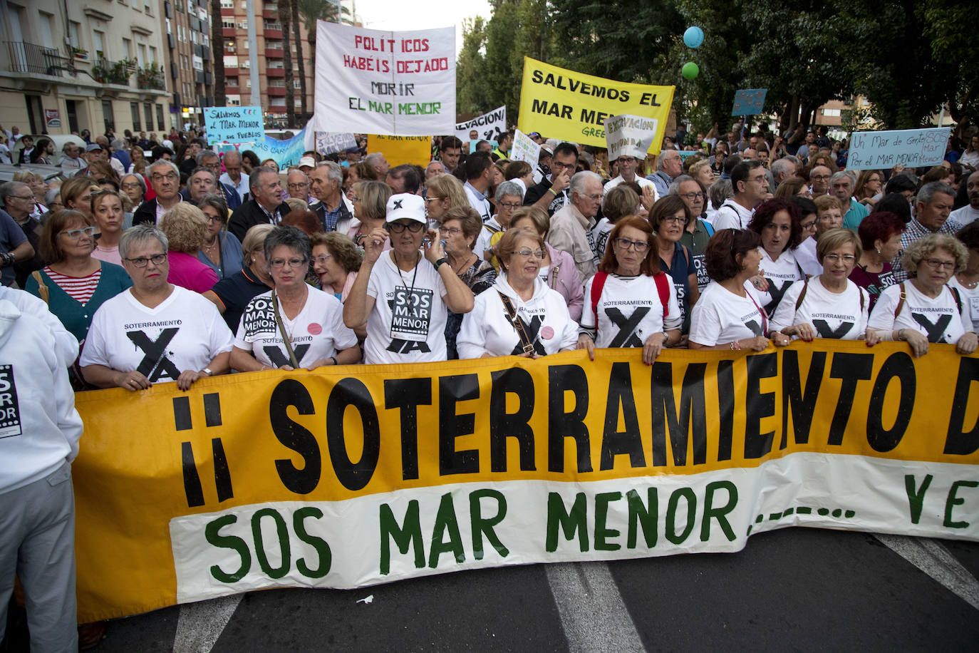 Unas 55.000 personas claman contra la contaminación y reclaman soluciones para «salvar» la laguna.