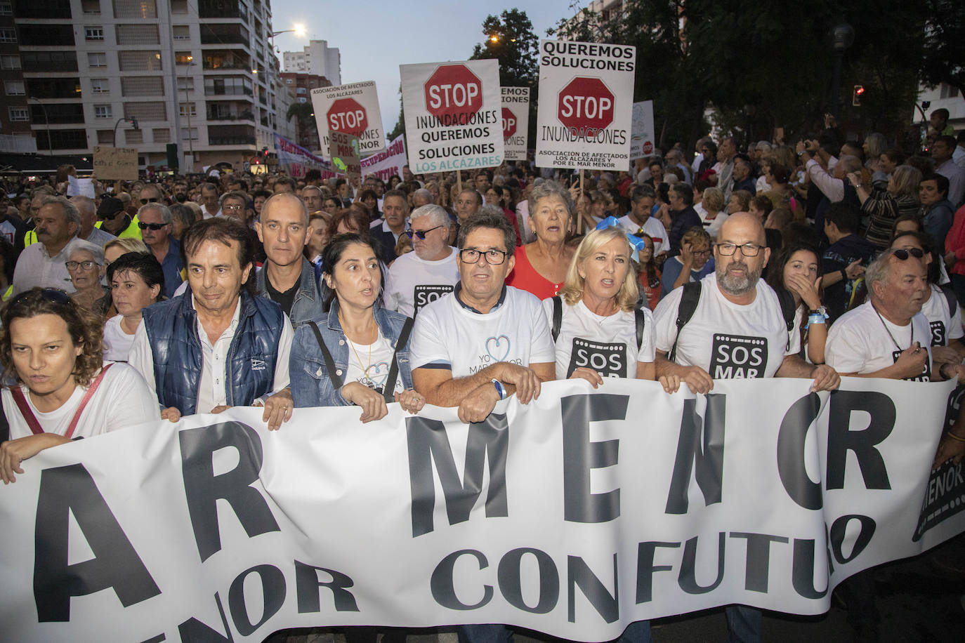 Unas 55.000 personas claman contra la contaminación y reclaman soluciones para «salvar» la laguna.