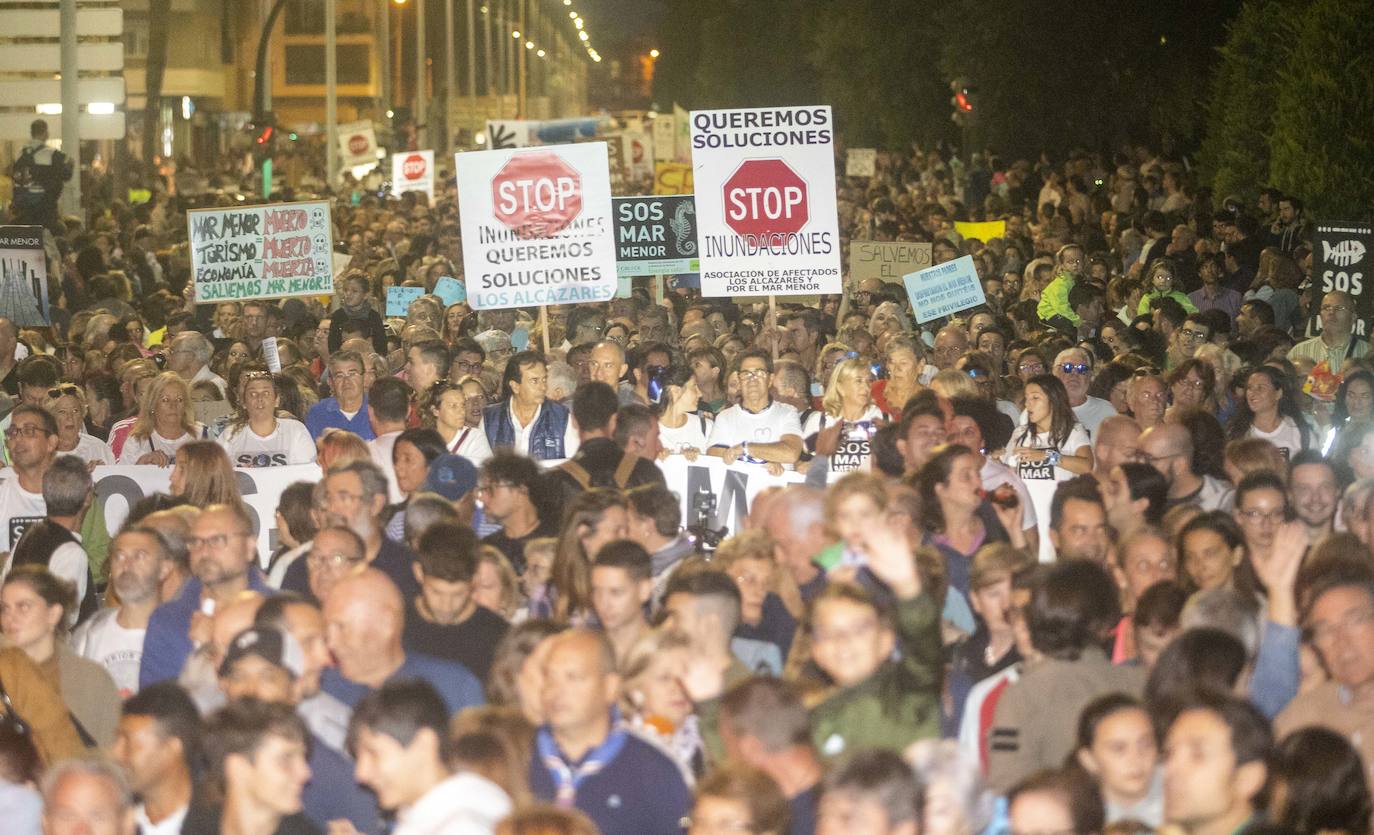 Unas 55.000 personas claman contra la contaminación y reclaman soluciones para «salvar» la laguna.