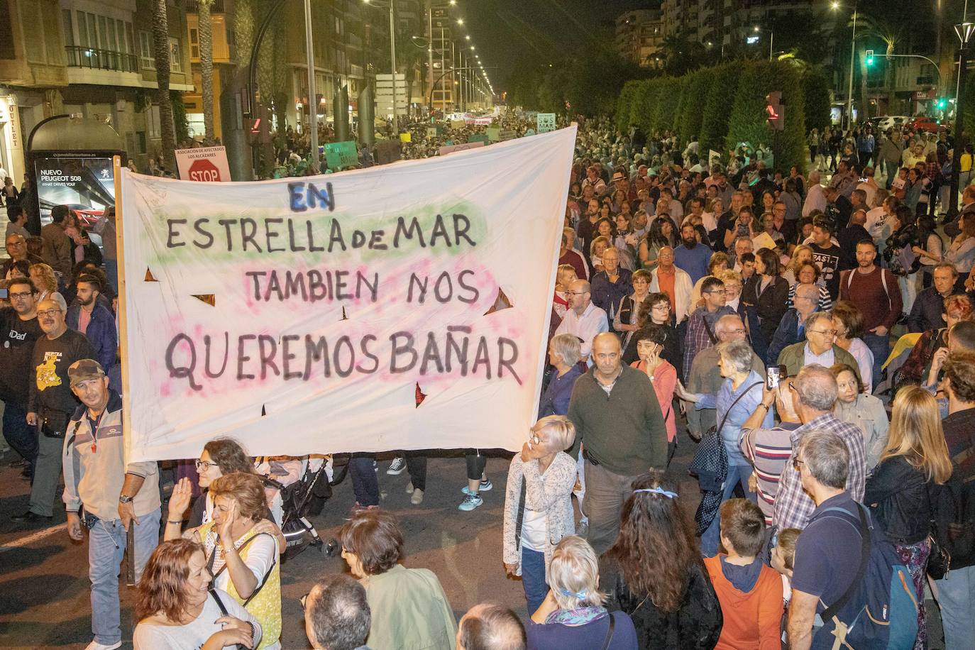 Unas 55.000 personas claman contra la contaminación y reclaman soluciones para «salvar» la laguna.