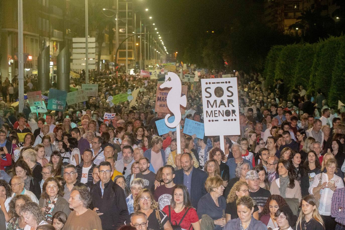Unas 55.000 personas claman contra la contaminación y reclaman soluciones para «salvar» la laguna.