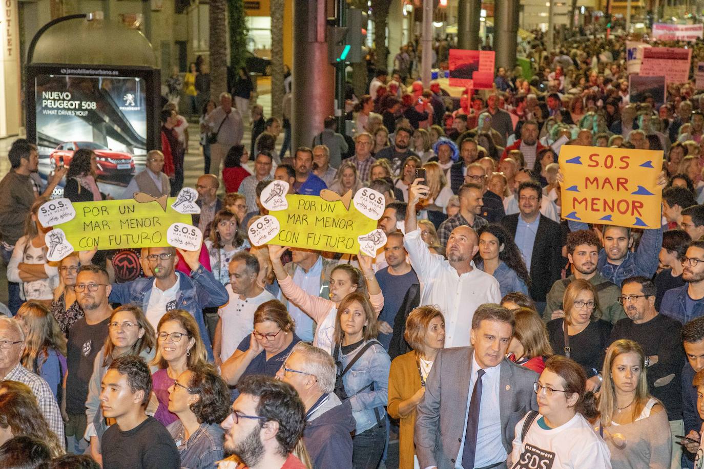 Unas 55.000 personas claman contra la contaminación y reclaman soluciones para «salvar» la laguna.