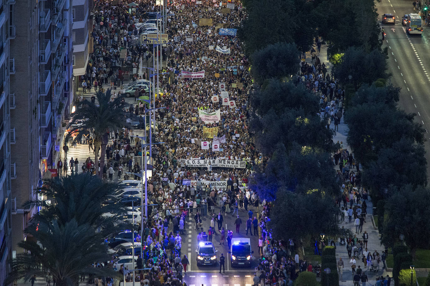 Unas 55.000 personas claman contra la contaminación y reclaman soluciones para «salvar» la laguna.