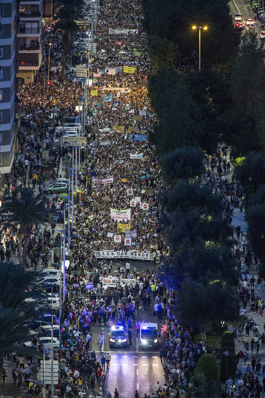 Unas 55.000 personas claman contra la contaminación y reclaman soluciones para «salvar» la laguna.