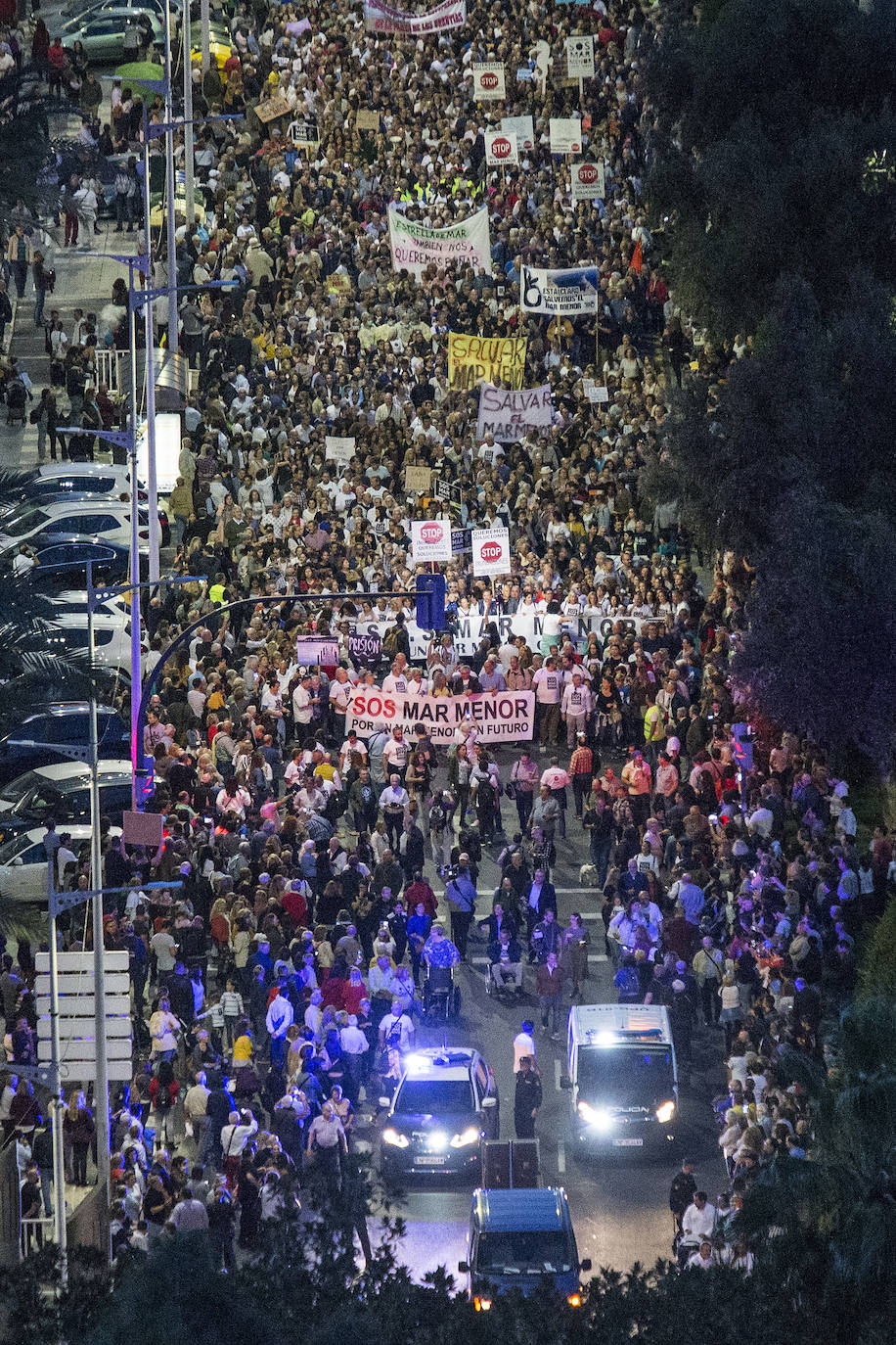 Unas 55.000 personas claman contra la contaminación y reclaman soluciones para «salvar» la laguna.