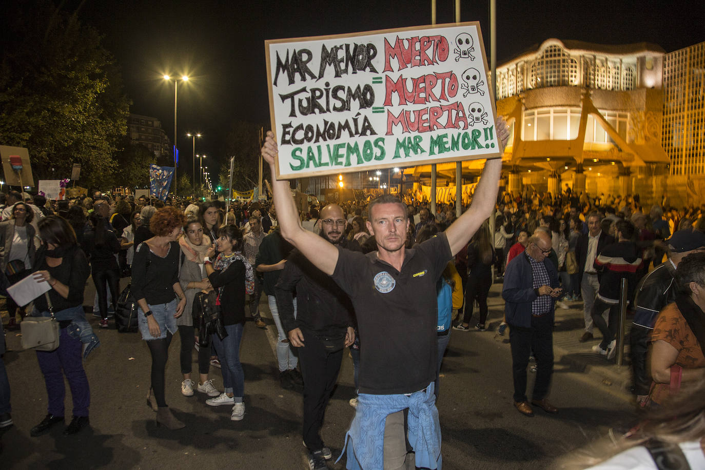 Los manifestantes que este miércoles pidieron medidas para salvar al Mar Menor derrocharon ingenio y creativiad en sus carteles y pancartas.