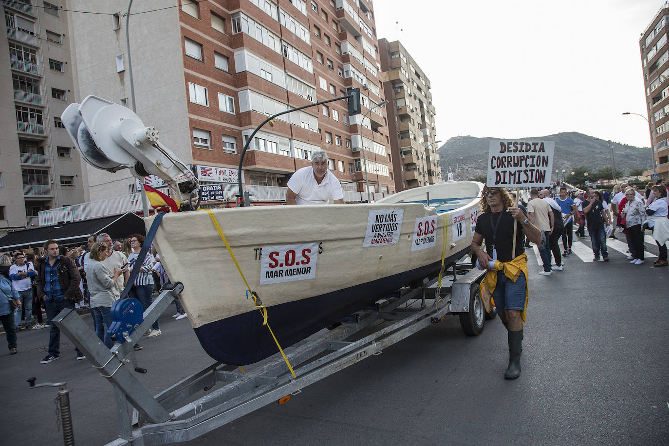 Los manifestantes que este miércoles pidieron medidas para salvar al Mar Menor derrocharon ingenio y creativiad en sus carteles y pancartas.