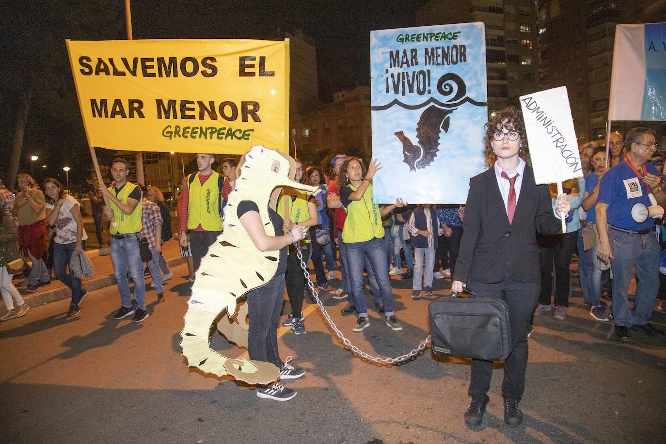 Los manifestantes que este miércoles pidieron medidas para salvar al Mar Menor derrocharon ingenio y creativiad en sus carteles y pancartas.
