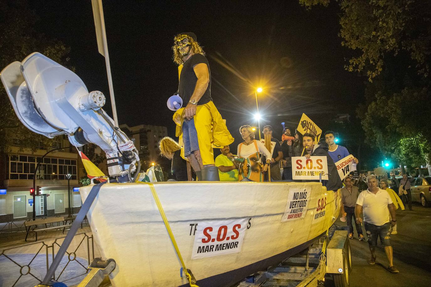 Los manifestantes que este miércoles pidieron medidas para salvar al Mar Menor derrocharon ingenio y creativiad en sus carteles y pancartas.