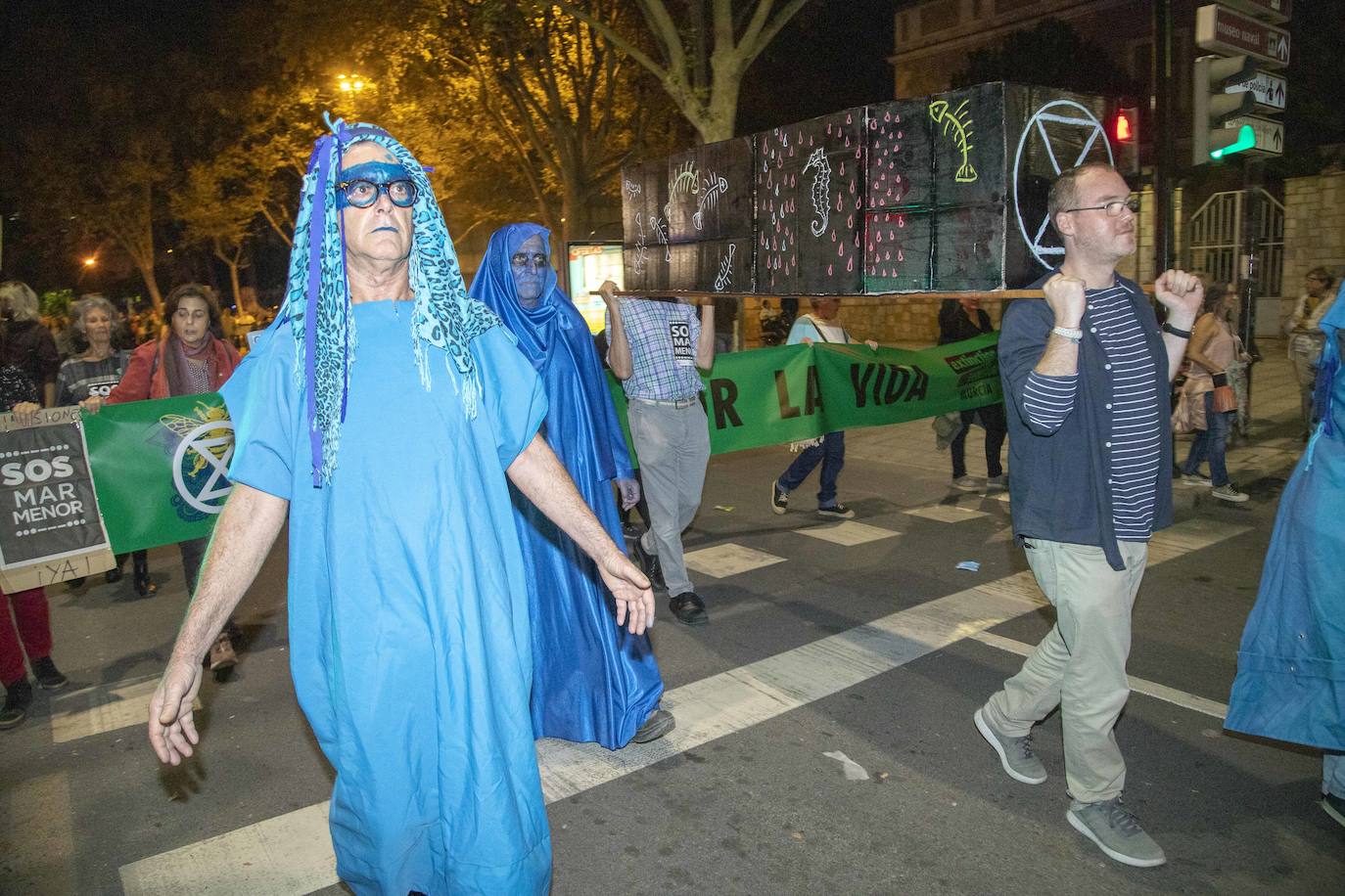 Los manifestantes que este miércoles pidieron medidas para salvar al Mar Menor derrocharon ingenio y creativiad en sus carteles y pancartas.