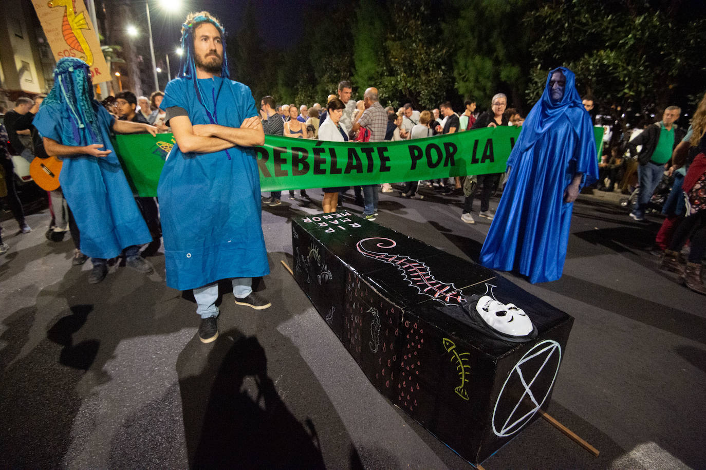Los manifestantes que este miércoles pidieron medidas para salvar al Mar Menor derrocharon ingenio y creativiad en sus carteles y pancartas.