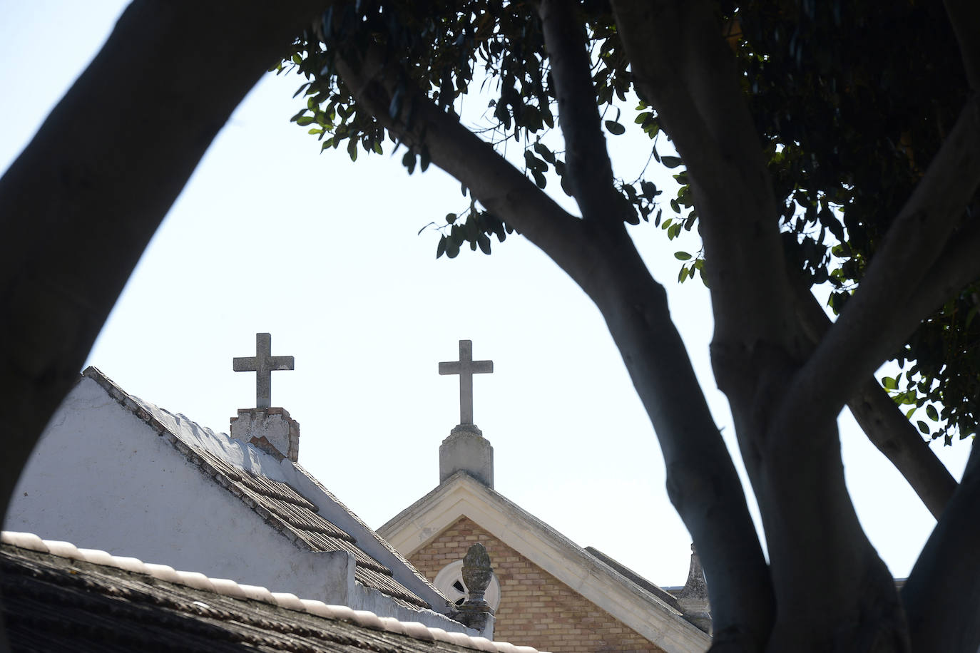 El cementerio de Llano de Brujas se construyó porque el más cercano, el de El Esparragal, quedaba muy retirado para los vecinos de la zona.