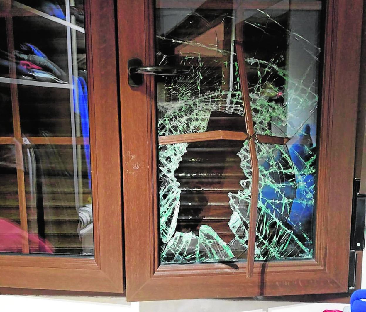 Una ventana destrozada por los ladrones el martes. 
