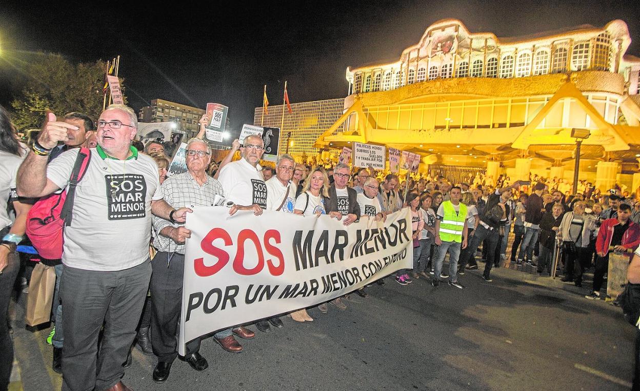 Representantes de las organizaciones vecinales y sociales que convocaron la marcha, frente a la Asamblea Regional. 