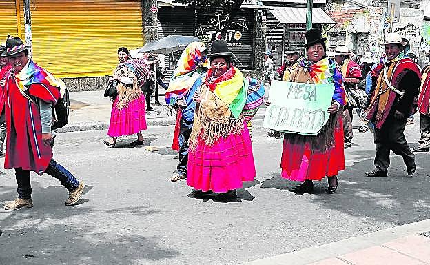 Partidarios de Evo Morales se manifiestan contra las acusaciones de fraude electoral. 