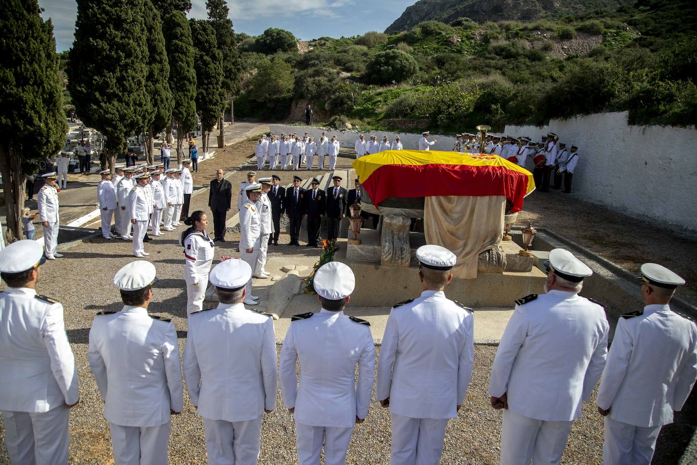 Una comisión naval encabezada por los almirantes del Arsenal y de Acción Marítima, Aniceto Rosique y Juan Sobrino, respectivamente, honró a los difuntos de la Armada en el cementerio de Santa Lucía.