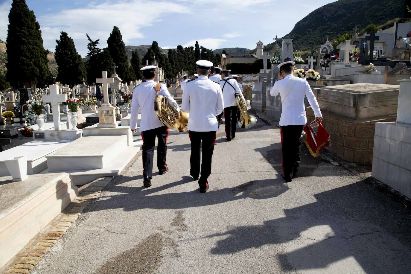 Una comisión naval encabezada por los almirantes del Arsenal y de Acción Marítima, Aniceto Rosique y Juan Sobrino, respectivamente, honró a los difuntos de la Armada en el cementerio de Santa Lucía.