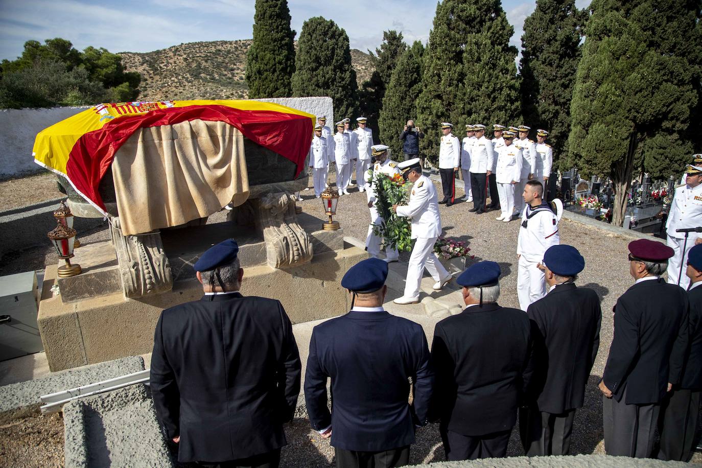 Una comisión naval encabezada por los almirantes del Arsenal y de Acción Marítima, Aniceto Rosique y Juan Sobrino, respectivamente, honró a los difuntos de la Armada en el cementerio de Santa Lucía.