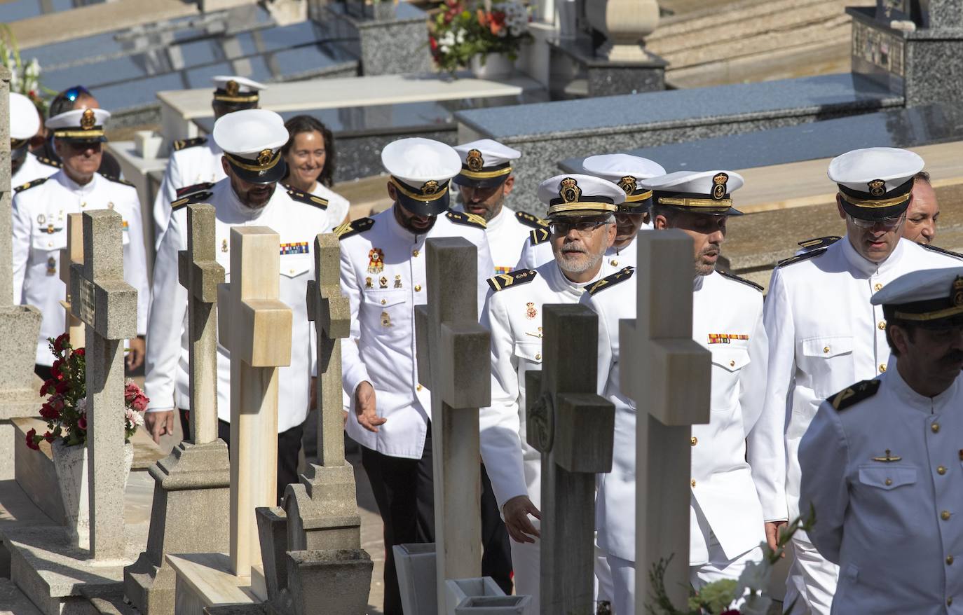 Una comisión naval encabezada por los almirantes del Arsenal y de Acción Marítima, Aniceto Rosique y Juan Sobrino, respectivamente, honró a los difuntos de la Armada en el cementerio de Santa Lucía.