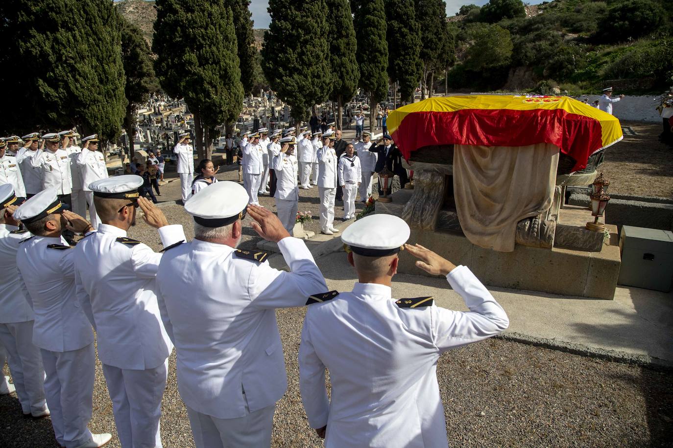 Una comisión naval encabezada por los almirantes del Arsenal y de Acción Marítima, Aniceto Rosique y Juan Sobrino, respectivamente, honró a los difuntos de la Armada en el cementerio de Santa Lucía.