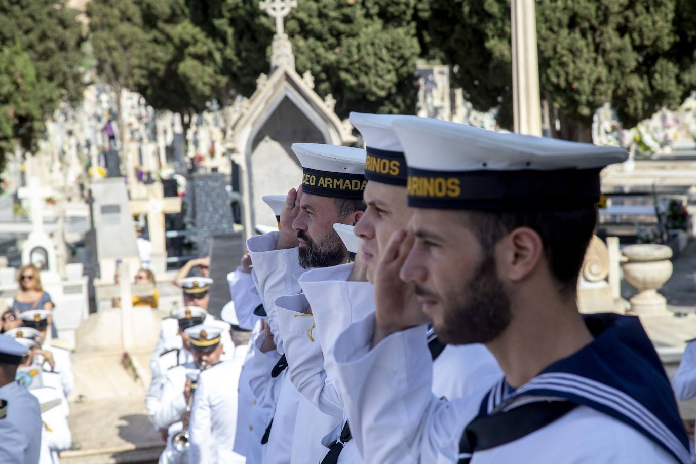 Una comisión naval encabezada por los almirantes del Arsenal y de Acción Marítima, Aniceto Rosique y Juan Sobrino, respectivamente, honró a los difuntos de la Armada en el cementerio de Santa Lucía.