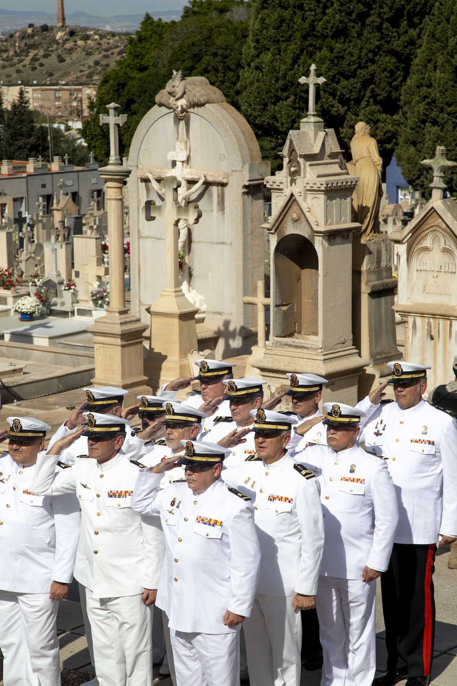 Una comisión naval encabezada por los almirantes del Arsenal y de Acción Marítima, Aniceto Rosique y Juan Sobrino, respectivamente, honró a los difuntos de la Armada en el cementerio de Santa Lucía.