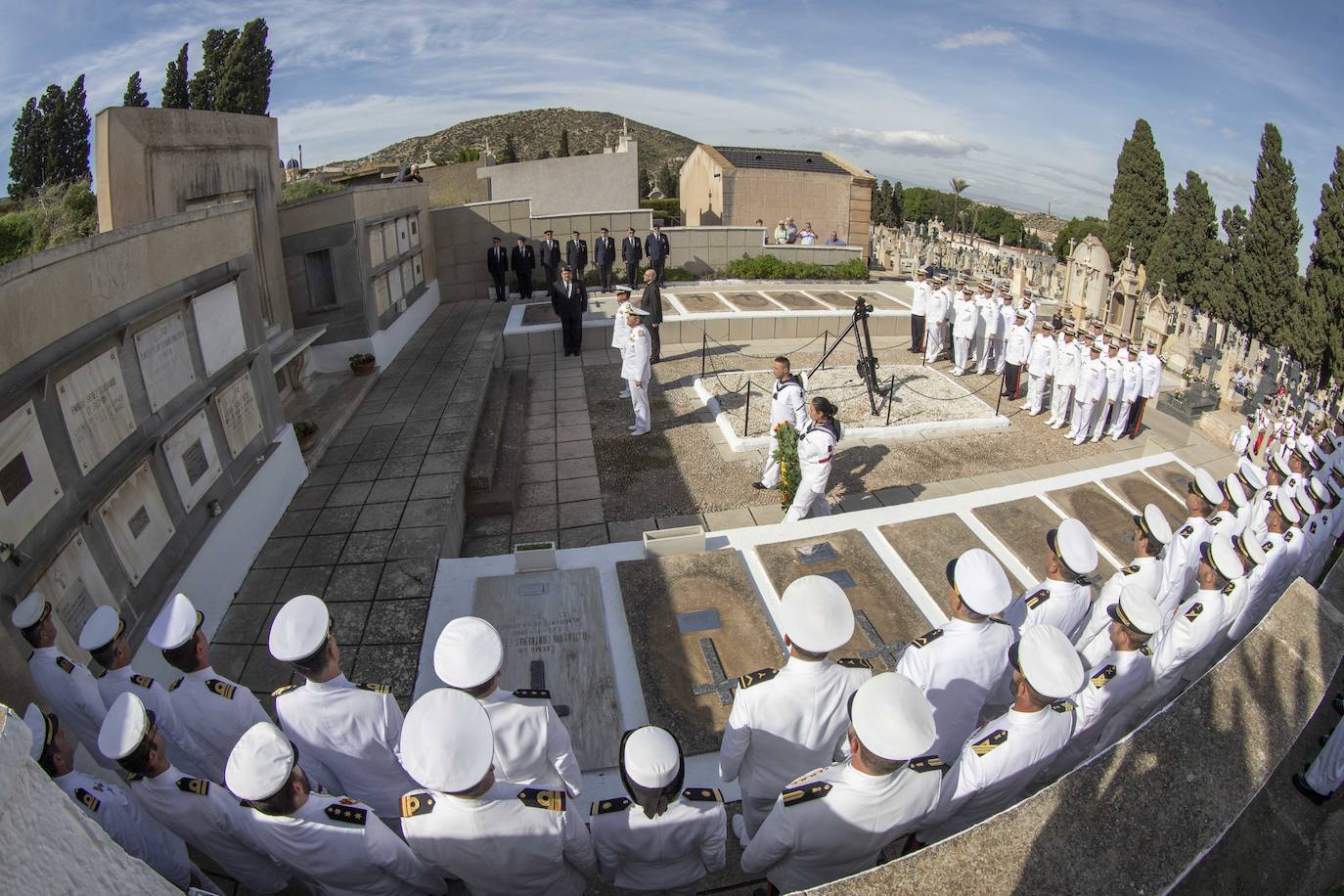 Una comisión naval encabezada por los almirantes del Arsenal y de Acción Marítima, Aniceto Rosique y Juan Sobrino, respectivamente, honró a los difuntos de la Armada en el cementerio de Santa Lucía.