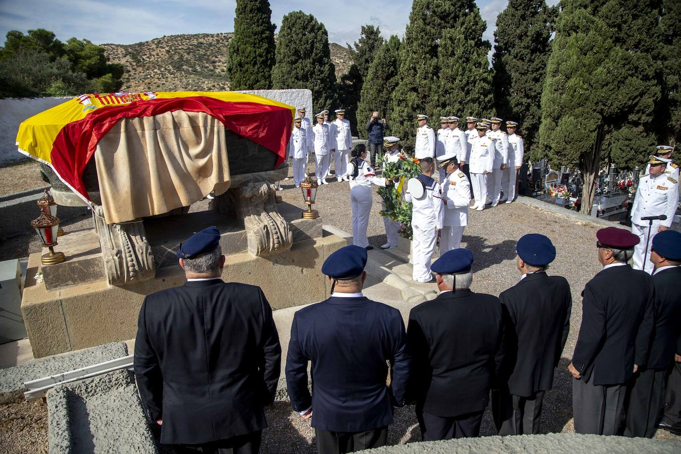 Una comisión naval encabezada por los almirantes del Arsenal y de Acción Marítima, Aniceto Rosique y Juan Sobrino, respectivamente, honró a los difuntos de la Armada en el cementerio de Santa Lucía.