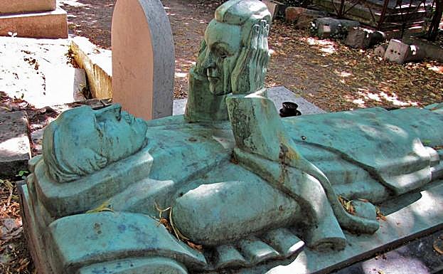 Fernand Arbelot (Père-Lachaise) mira a su esposa por toda la eternidad.