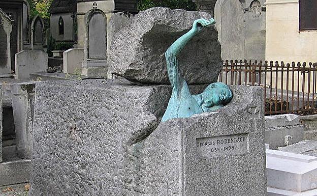 George Rodenbach sale del sepulcro en Père-Lachaise.