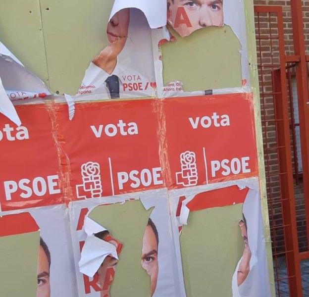 Carteles arrancados, este viernes por la mañana, en Santo Ángel.