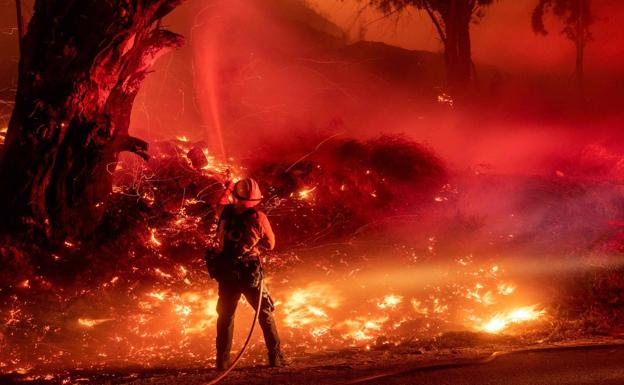 Un bombero trata de sofocar las llamas del incendio 'María', en Santa Paula, California.