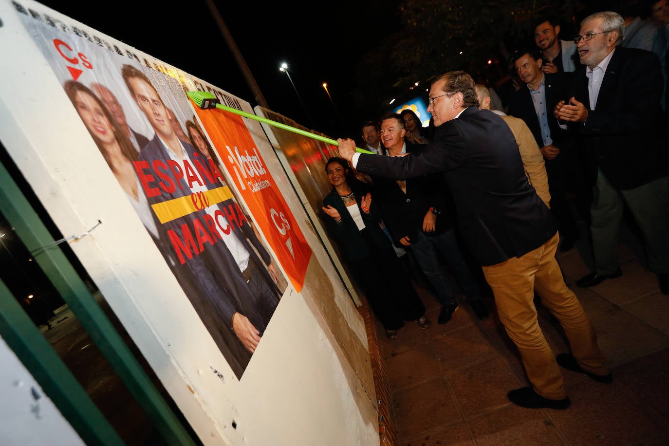 Pegada de carteles de Ciudadanos.