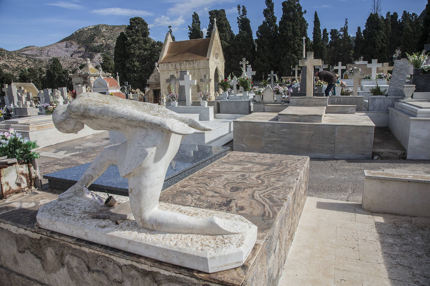 La afluencia de público a los grandes camposantos del municipio fue grande pero escalonada.