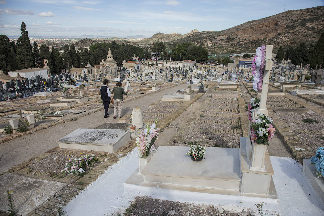 La afluencia de público a los grandes camposantos del municipio fue grande pero escalonada.