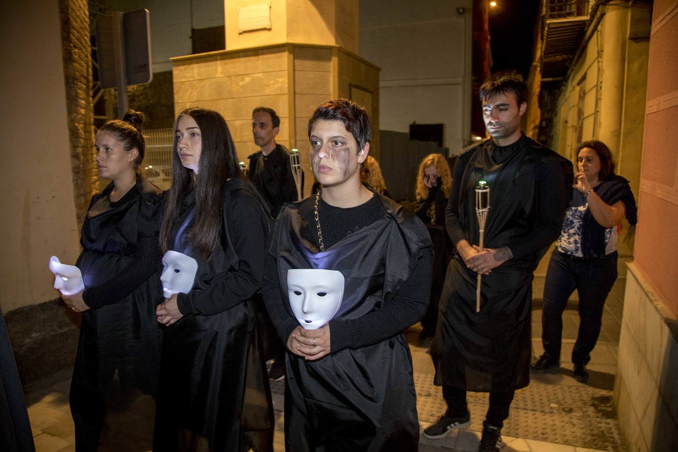 Los jóvenes apostaron por las fiestas de Halloween. Desde el jueves por la noche, llenaron calles, explanadas y jardines de la ciudad, con tétricos disfraces y caracterizaciones de películas de terror. 