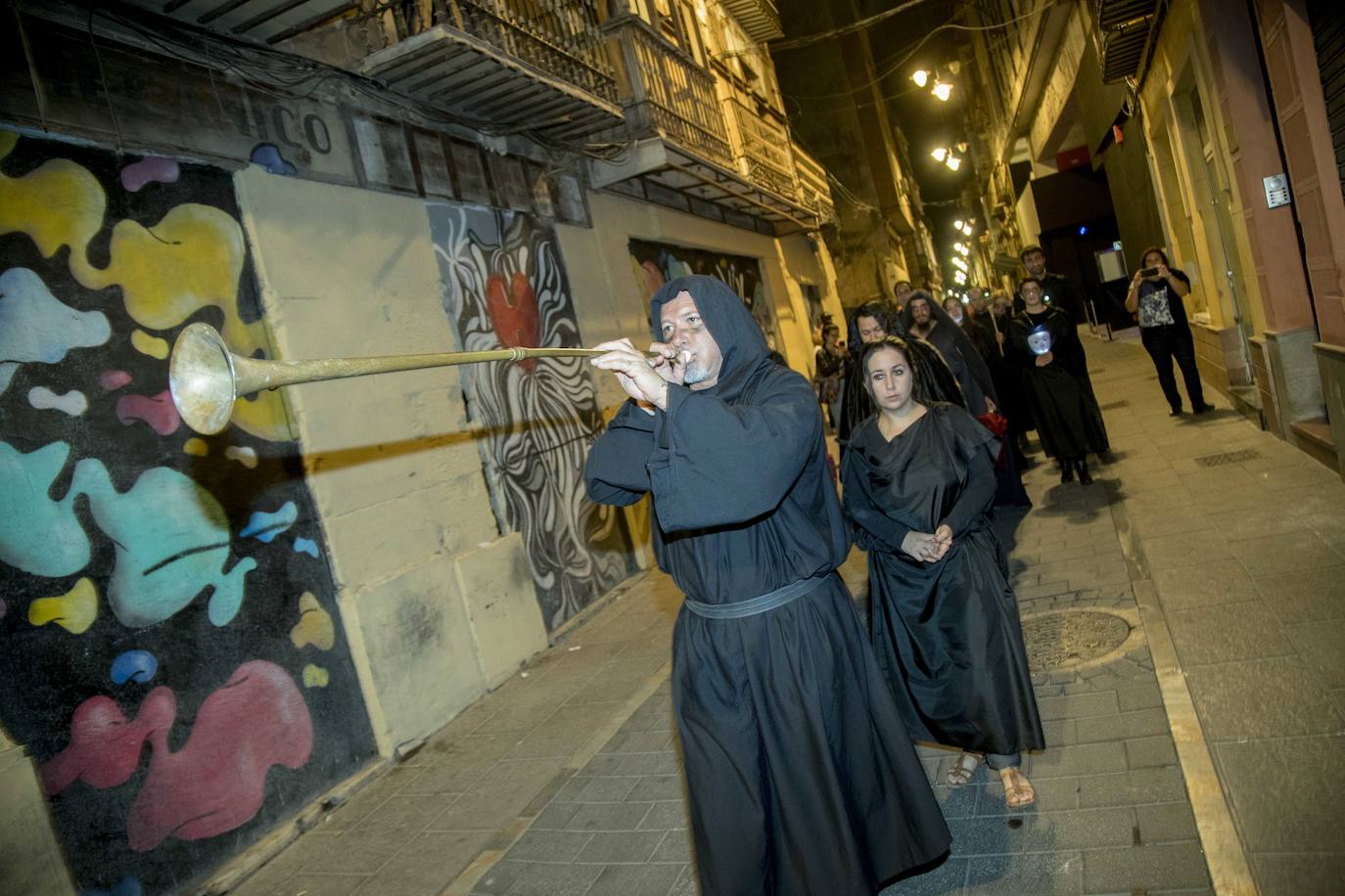 Los jóvenes apostaron por las fiestas de Halloween. Desde el jueves por la noche, llenaron calles, explanadas y jardines de la ciudad, con tétricos disfraces y caracterizaciones de películas de terror. 